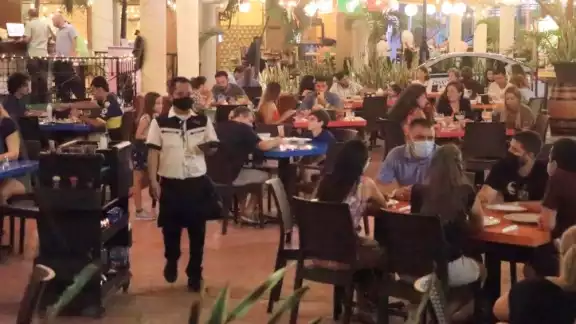 En algunos restaurantes de la Zona Hotelera no se respeta la Sana Distancia En algunos restaurantes de la Zona Hotelera no se respeta la Sana Distancia