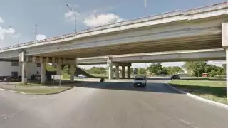 Algunos automovilistas que pasaban por el sitio se unieron a la labor de apoyar a la que pretendía atentar contra su vida y solicitaron ayuda a la Policía Estatal