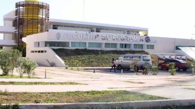 Alumnos indican que el profesor obligaba a leer la Biblia y compartir sus creencias religiosas