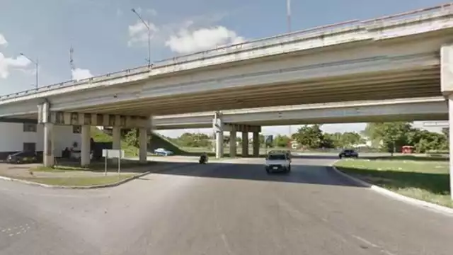 Algunos automovilistas que pasaban por el sitio se unieron a la labor de apoyar a la que pretendía atentar contra su vida y solicitaron ayuda a la Policía Estatal