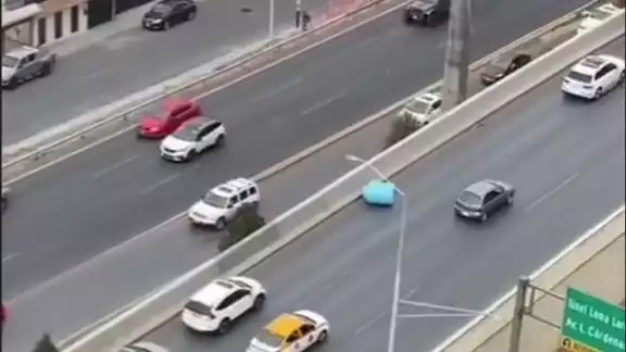 ¡Se sacó la lotería! Se burlan de falta de agua en Monterrey con video de tinaco robado