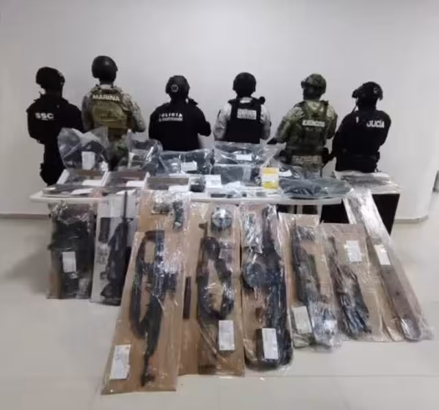 Durante la intervención fueron decomisados fusiles AK-47 y R-15, un lanzagranadas, cartuchos útiles y equipo táctico