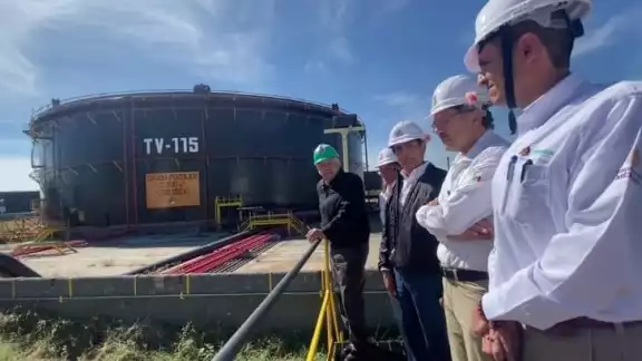 Para levantar la refinería se han invertido cinco mil 200 millones de pesos Para levantar la refinería se han invertido cinco mil 200 millones de pesos