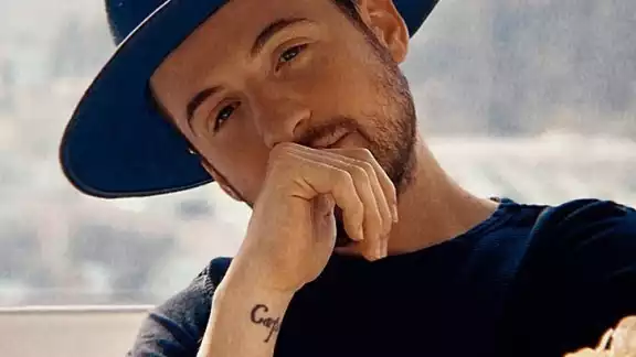 Jesús Zavala es conocido por su icónico personaje de Hugo Sánchez en la serie de Netflix, Club de Cuervos Jesús Zavala es conocido por su icónico personaje de Hugo Sánchez en la serie de Netflix, Club de Cuervos