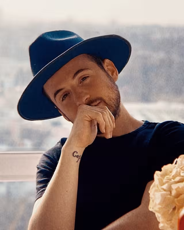 Jesús Zavala es conocido por su icónico personaje de Hugo Sánchez en la serie de Netflix, Club de Cuervos