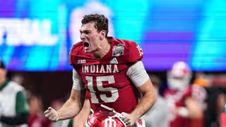 Indiana terminó invicto y levantó el título colegial.
