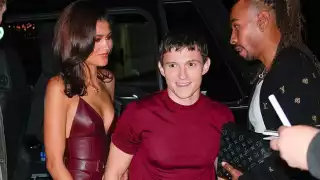 Tom Holland saca el 'spider-cholo' y protege a Zendaya de fans y prensa
