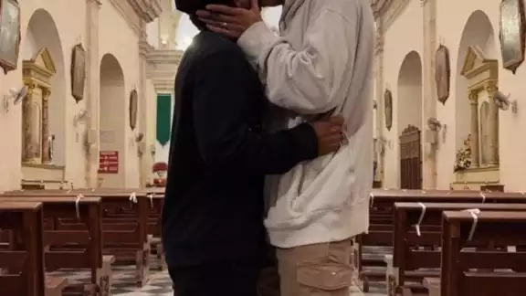 Henry Jiménez compartió un beso con su novio dentro de la Catedral