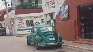 Volkswagen lleva casi dos semanas abandonado cerca del parque de la Bandera en Champotón