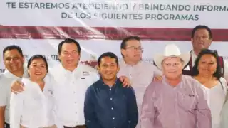 Los asistentes sorprendieron a Huacho Díaz con música y pastel.
