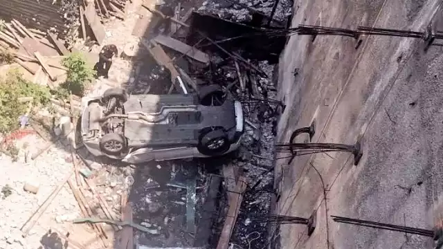 En el vehículo que cayó viajaban cuatro personas, entre ellas dos menores de edad. Foto: @SUUMA_CDMX