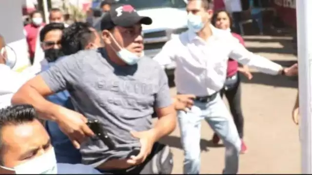 Es encañonado por protestar por vacunas de COVID-19