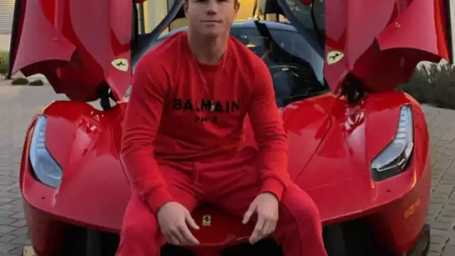 'Canelo'  presume su nuevo Ferrari de cuatro millones de dólares