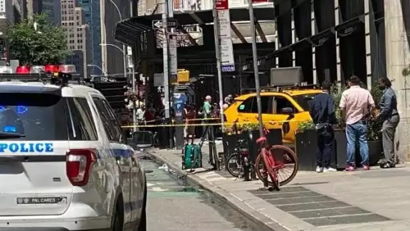 Un taxi atropelló a varias personas en Nueva York cuando se subió a la acera