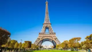 La torre simula a una mujer con una falda de encaje