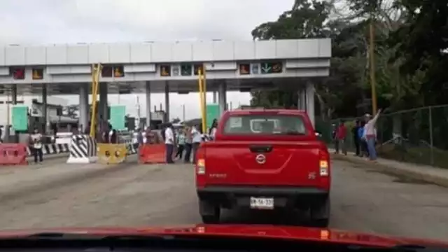 A pesar de que algunos automovilistas se encontraban en el lugar, poco se pudo hacer para detener el atraco
