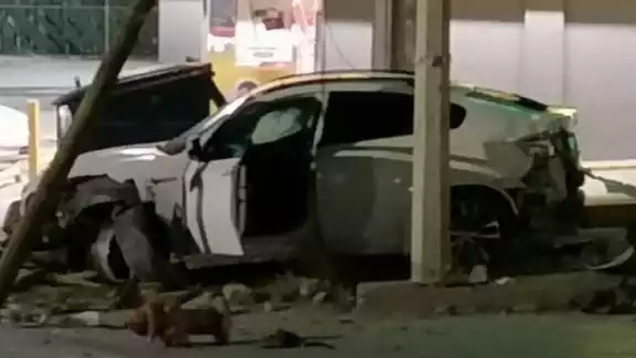 El auto de "El Neto" se impactó contra una gasolinera El auto de "El Neto" se impactó contra una gasolinera