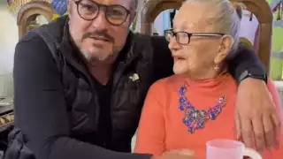 "Mi querida madre sufre del asesinato de recuerdos. Alzheimer y con todo eso no se pierde su alegría", compartió Arturo Peniche