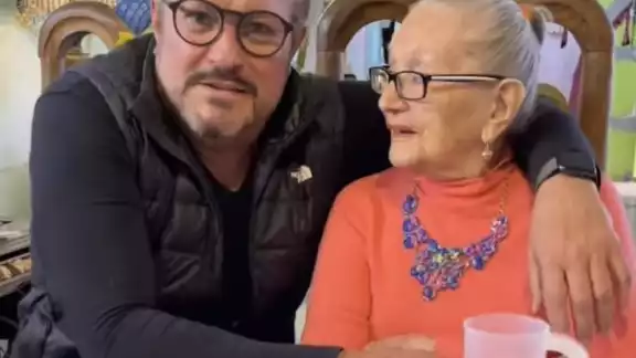 "Mi querida madre sufre del asesinato de recuerdos. Alzheimer y con todo eso no se pierde su alegría", compartió Arturo Peniche