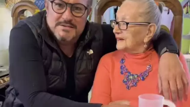 "Mi querida madre sufre del asesinato de recuerdos. Alzheimer y con todo eso no se pierde su alegría", compartió Arturo Peniche