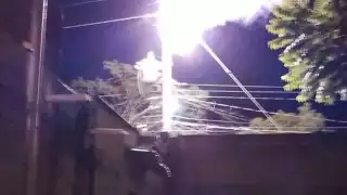 Explota transformador de la CFE y deja sin luz algunas calles de la colonia Cañaveral en Champotón