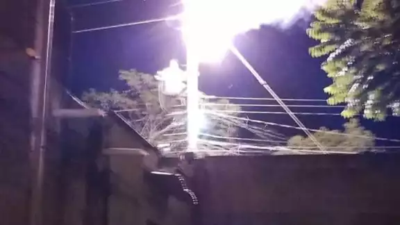 El transformador explotó y dejó sin luz a varias calles; la CFE no atendió los llamados. El transformador explotó y dejó sin luz a varias calles; la CFE no atendió los llamados.