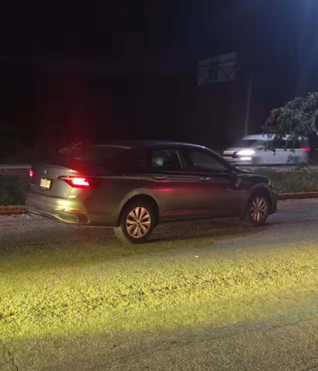 El auto que arrolló al hombre se detuvo para auxiliarlo.