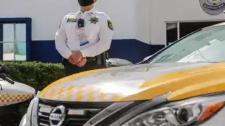 El elemento de Tránsito de Cancún fue fotografiado por un ciudadano que pasaba por el lugar