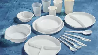 Reino Unido prohibirá los platos y cubiertos de plástico