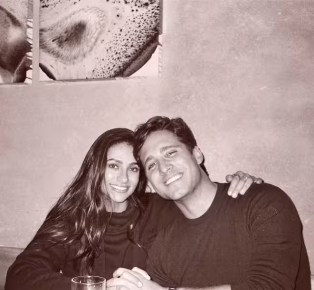 Diego Boneta le entregó un anillo de promesa a Renata Notni en Nueva York, pues el de compromiso se lo dará frente a sus familias, así lo dio a conocer una fuente cercana al actor