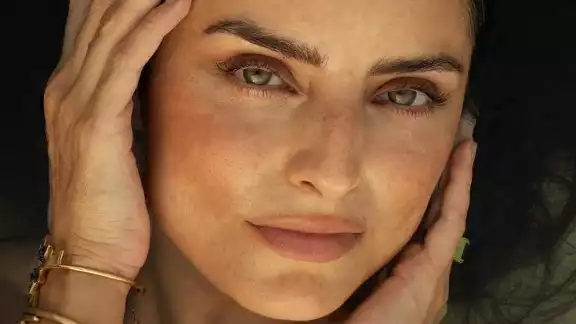 Aislinn Derbez