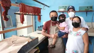 Mauricio Vila ofrece maquinaria que impulsará este pequeño negocio de comida del municipio de Temozón