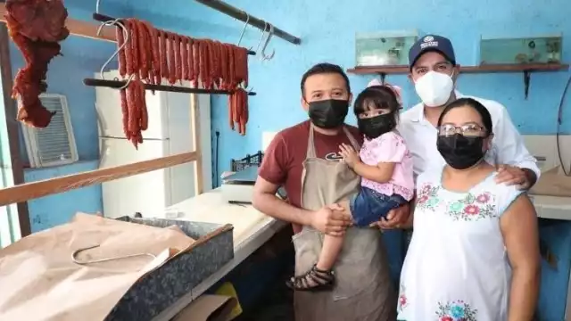 Mauricio Vila ofrece maquinaria que impulsará este pequeño negocio de comida del municipio de Temozón