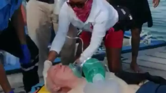 El extranjero fue bajado en el muelle y trasladado en un estado crítico al hospital