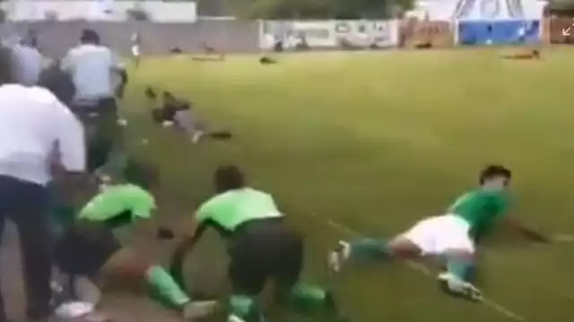 Los jugadores se arrojaron al piso ante su imposibilidad de llegar a las salidas para protegerse