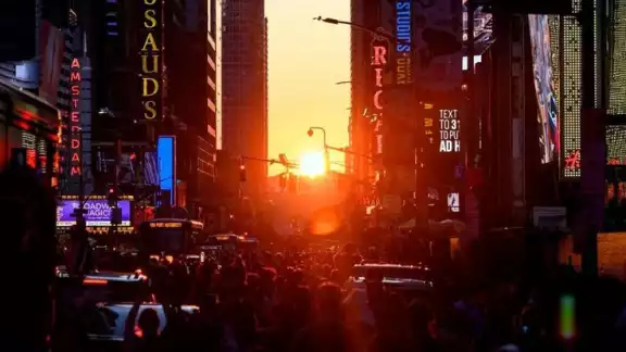 El Manhattanhenge ocurre unas tres semanas antes del solsticio y luego unas tres semanas después El Manhattanhenge ocurre unas tres semanas antes del solsticio y luego unas tres semanas después