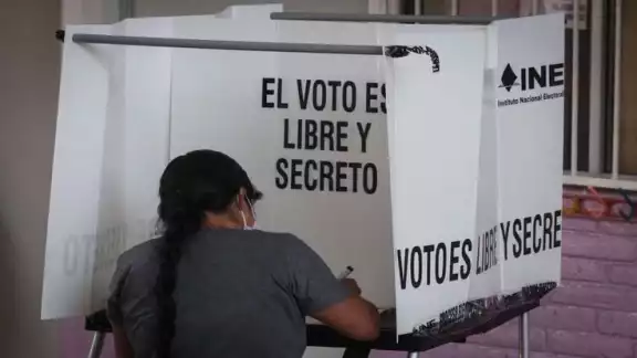 Previo al inicio de la apertura de casillas, los institutos realizaron una ceremonia cívica para después declararse en sesión permanente Previo al inicio de la apertura de casillas, los institutos realizaron una ceremonia cívica para después declararse en sesión permanente