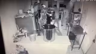 En la grabación de la cámara de seguridad de Elotes Galaxia se vio a los ladrones revisar el negocio para encontrar objetos de valor