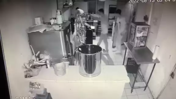 En la grabación de la cámara de seguridad de Elotes Galaxia se vio a los ladrones revisar el negocio para encontrar objetos de valor En la grabación de la cámara de seguridad de Elotes Galaxia se vio a los ladrones revisar el negocio para encontrar objetos de valor