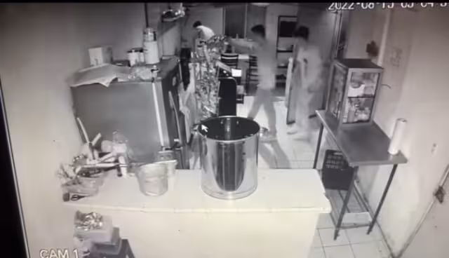 En la grabación de la cámara de seguridad de Elotes Galaxia se vio a los ladrones revisar el negocio para encontrar objetos de valor