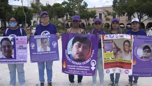 Un colectivo coloca un nuevo tendedero en la Plaza Grande y exhibe a deudores alimentarios
