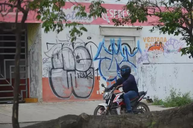 Numerosos comercios en la avenida Yaxchilán dejaron de operar y lucen abandonados