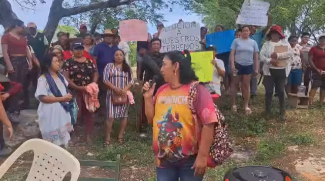 Las familias inconformes alzaron la voz y mostraron pancartas con su petición.