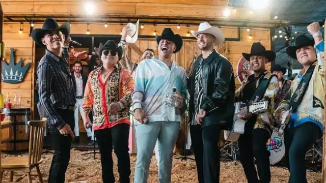 Con sombrero y botas, Maluma canta junto a Grupo Firme
