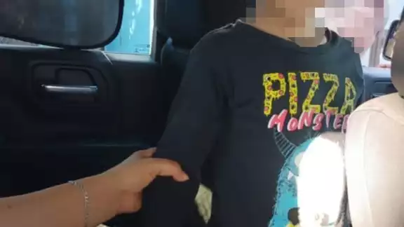 Ambos padres del pequeño aparecieron después de varios minutos, y el menor les fue entregado Ambos padres del pequeño aparecieron después de varios minutos, y el menor les fue entregado