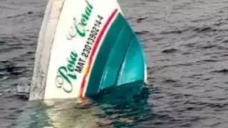 El fuerte oleaje provocado por una ráfaga de viento provocó que la embarcación volteara