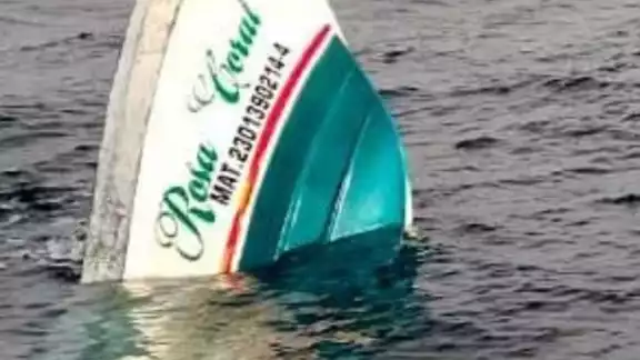 El fuerte oleaje provocado por una ráfaga de viento provocó que la embarcación volteara El fuerte oleaje provocado por una ráfaga de viento provocó que la embarcación volteara