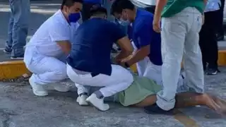 El paciente fue detenido por elementos policiacos y enfermeros del ISSSTE de Chetumal, quienes lo cubrieron con una bata