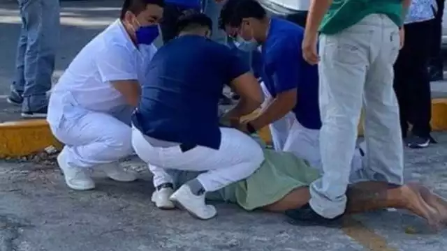 El paciente fue detenido por elementos policiacos y enfermeros del ISSSTE de Chetumal, quienes lo cubrieron con una bata