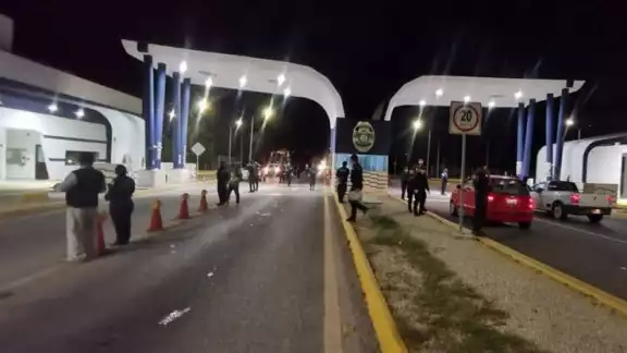 El hombre extranjero fue arrestado en la salida de Chetumal, y trasladado a la FGE Quintana Roo El hombre extranjero fue arrestado en la salida de Chetumal, y trasladado a la FGE Quintana Roo